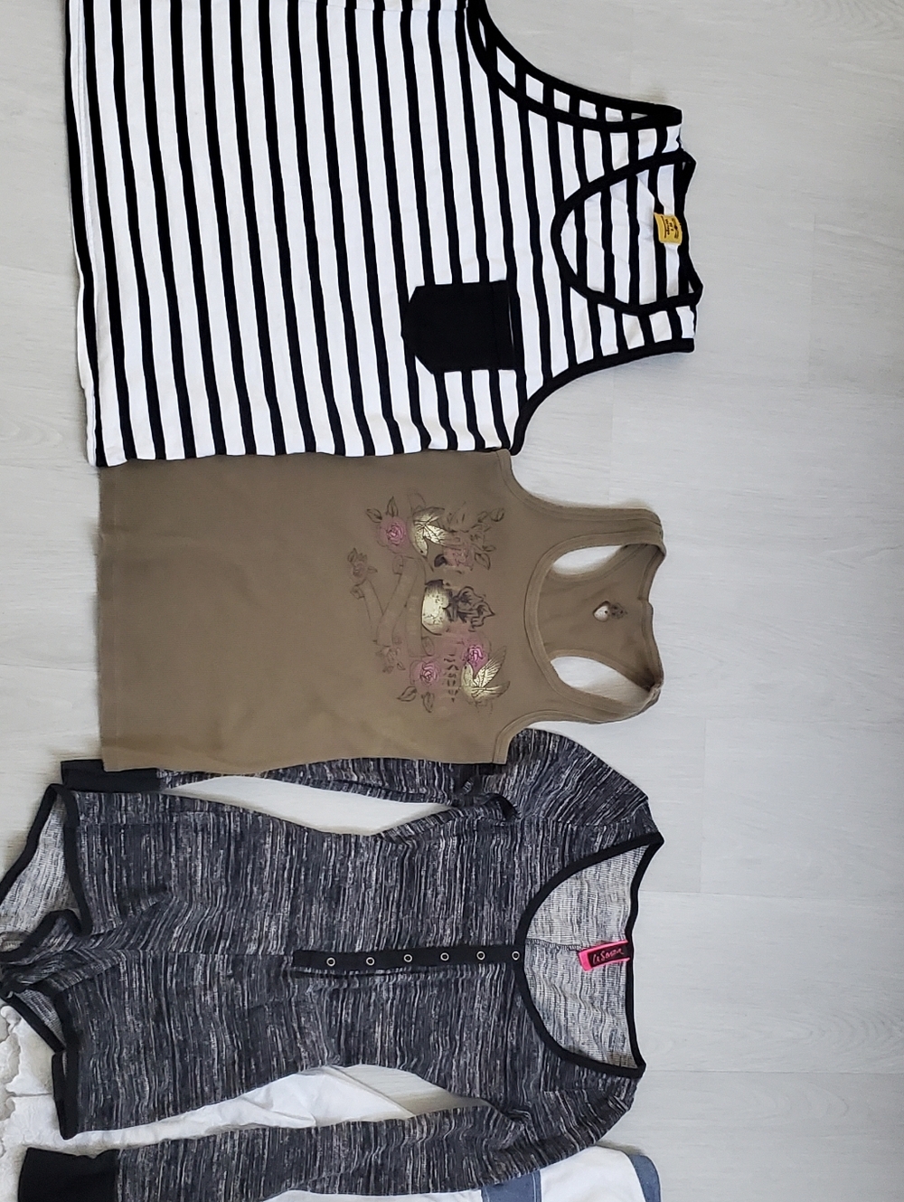 Bundle Of 3 Cute Tops Size Xs_M